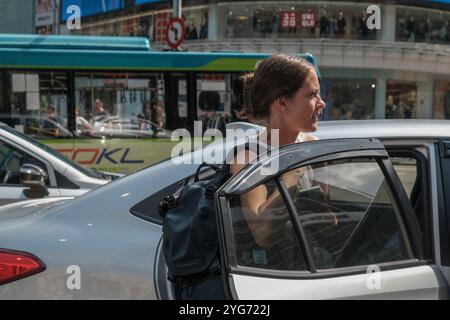 Kuala Lumpur, Malaysia. November 2024. Ein Tourist, der gesehen wird, steigt in Kuala Lumpur in den E-Hailing-Service-Wagen. Quelle: SOPA Images Limited/Alamy Live News Stockfoto