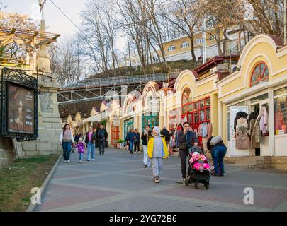 Kislowodsk, Russland - 2. Dezember 2023: Fußgängerzone Karl Marx, Stadtbild, Kislowodsk Stockfoto