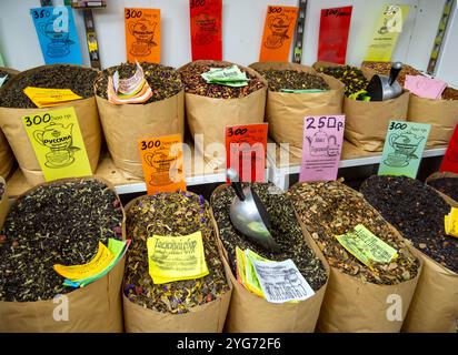 Kislowodsk, Russland - 2. Dezember 2023: Verkauf verschiedener Teesorten auf dem Markt der Stadt Kislowodsk Stockfoto