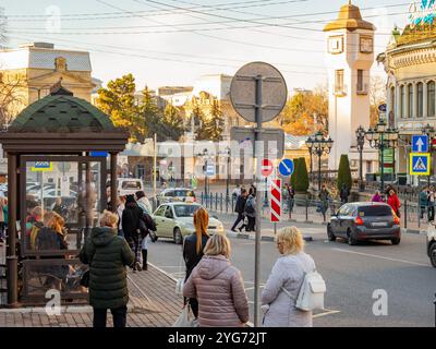 Kislowodsk, Russland - 2. Dezember 2023: Stadtbild in der Umgebung der Bushaltestelle ​​the Vokzalnaya, Straße Vokzalnaja, Kisowodsk Stockfoto