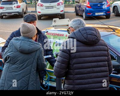 Kislowodsk, Russland - 2. Dezember 2023: Angebot privater Ausflüge in die Stadt Kislowodsk Stockfoto