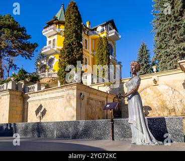 Kislowodsk, Russland - 2. Dezember 2023: Denkmal für M. Kshesinskaja vor dem Hintergrund der Datschas von A. I. Twalchrelidse, Kislowodsk Stockfoto