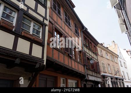 Diese alternative, detaillierte Ansicht von Straßburg im Elsass, Frankreich, zeigt die traditionellen Fachwerkhäuser der Stadt im Bezirk Petite France. Stockfoto