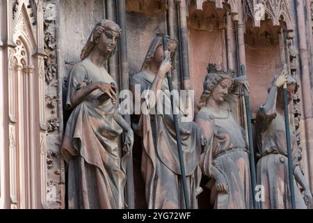 Diese alternative, detaillierte Ansicht von Straßburg im Elsass, Frankreich, zeigt die traditionellen Fachwerkhäuser der Stadt im Bezirk Petite France. Stockfoto