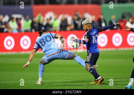 New York City Mittelfeldspieler Justin Haak #80 und FC Cincinnati Mittelfeldspieler Luciano Acosta #10 während der Action in Spiel 2 der Audi 2024 MLS Cup Playoffs im Citi Field in Corona, Queens, N.Y., Samstag, 2. November, 2024. (Foto: Gordon Donovan) Stockfoto