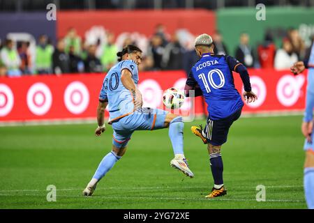 New York City Mittelfeldspieler Justin Haak #80 und FC Cincinnati Mittelfeldspieler Luciano Acosta #10 während der Action in Spiel 2 der Audi 2024 MLS Cup Playoffs im Citi Field in Corona, Queens, N.Y., Samstag, 2. November, 2024. (Foto: Gordon Donovan) Stockfoto