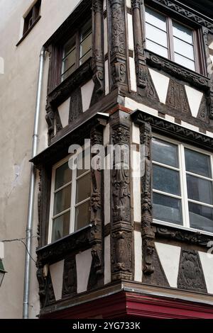 Diese alternative, detaillierte Ansicht von Straßburg im Elsass, Frankreich, zeigt die traditionellen Fachwerkhäuser der Stadt im Bezirk Petite France. Stockfoto