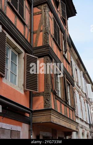 Diese alternative, detaillierte Ansicht von Straßburg im Elsass, Frankreich, zeigt die traditionellen Fachwerkhäuser der Stadt im Bezirk Petite France. Stockfoto