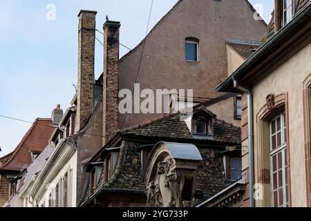 Diese alternative, detaillierte Ansicht von Straßburg im Elsass, Frankreich, zeigt die traditionellen Fachwerkhäuser der Stadt im Bezirk Petite France. Stockfoto