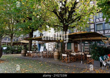 Diese alternative, detaillierte Ansicht von Straßburg im Elsass, Frankreich, zeigt die traditionellen Fachwerkhäuser der Stadt im Bezirk Petite France. Stockfoto