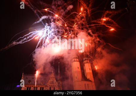 03.11.2024 Sachsen Anhalt Sachsen-Anhalt Halle Saale Lichterfest Feuerwerk Marktplatz Kirche Unser Lieben Frauen Marktkirche *** 03 11 2024 Sachsen Anhalt Sachsen Anhalt Halle Saale Lichterfest Feuerwerk Marktplatz Kirche unserer Lieben Frau Marktkirche Marktkirche Stockfoto