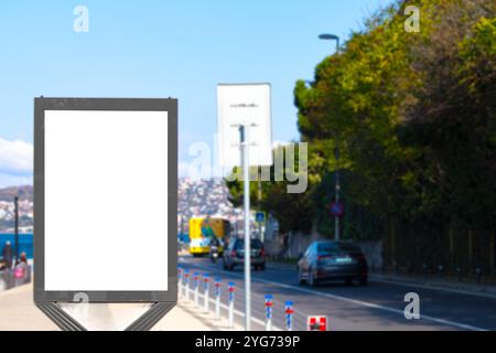 Reklametafeln in der Innenstadt. Weißes vertikales Werbeplakat an der Küste von Istanbul. Ein leeres Banner auf der Straße. LightPoster. Stockfoto