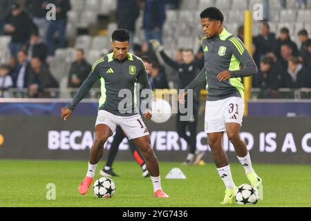 Brügge, Belgien. November 2024. Aston Villa's Ollie Watkins und Aston Villa's Leon Bailey wurden während der Aufwärmphase für ein Fußballspiel zwischen dem belgischen Club Brugge KV und dem englischen Aston Villa F.C., am Mittwoch, den 6. November 2024 in Brügge, am vierten Tag der UEFA Champions League-Phase, in Aktion dargestellt. BELGA FOTO KURT DESPLENTER Credit: Belga Nachrichtenagentur/Alamy Live News Stockfoto