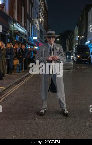 Icon George Skeggs alias Soho George, der in seinem eleganten Anzug durch das West End läuft. Stockfoto