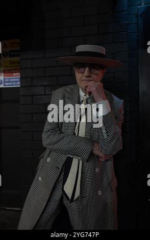 Icon George Skeggs alias Soho George, der in seinem eleganten Anzug durch das West End läuft. Stockfoto