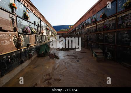 Paiporta, Valencia, Spanien, 6. November 2024 . Blick auf den Paiporta Friedhof, eine kleine Stadt südlich von Valencia, nach den starken Regenfällen und Überschwemmungen am 29. Oktober. Quelle: Eduardo Ripoll Stockfoto