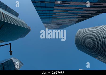 Moskau, Russland - 19. August 2024: Architekturfoto von Wolkenkratzern in Moskau-Stadt vor klarem blauem Hintergrund, mit einem modernen Stadtbogen Stockfoto