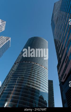 Moskau, Russland - 19. August 2024: Architekturfoto von Wolkenkratzern in Moskau-Stadt vor klarem blauem Hintergrund, mit einem modernen Stadtbogen Stockfoto