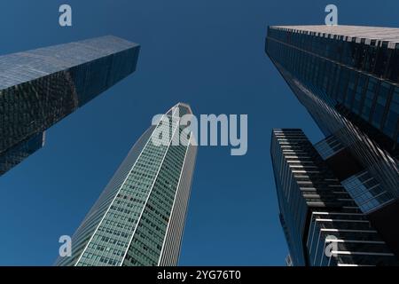 Moskau, Russland - 19. August 2024: Architekturfoto von Wolkenkratzern in Moskau-Stadt vor klarem blauem Hintergrund, mit einem modernen Stadtbogen Stockfoto