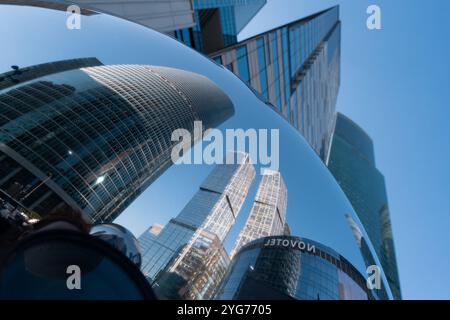 Moskau, Russland - 19. August 2024: Architekturfoto von Wolkenkratzern in Moskau-Stadt vor klarem blauem Hintergrund, mit einem modernen Stadtbogen Stockfoto