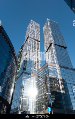 Moskau, Russland - 19. August 2024: Architekturfoto von Wolkenkratzern in Moskau-Stadt vor klarem blauem Hintergrund, mit einem modernen Stadtbogen Stockfoto