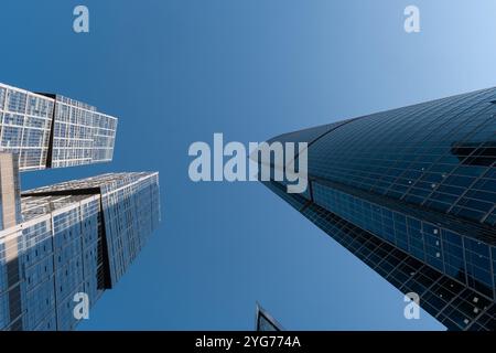 Moskau, Russland - 19. August 2024: Architekturfoto von Wolkenkratzern in Moskau-Stadt vor klarem blauem Hintergrund, mit einem modernen Stadtbogen Stockfoto