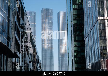 Moskau, Russland - 19. August 2024: Architekturfoto von Wolkenkratzern in Moskau-Stadt vor klarem blauem Hintergrund, mit einem modernen Stadtbogen Stockfoto