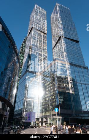 Moskau, Russland - 19. August 2024: Architekturfoto von Wolkenkratzern in Moskau-Stadt vor klarem blauem Hintergrund, mit einem modernen Stadtbogen Stockfoto