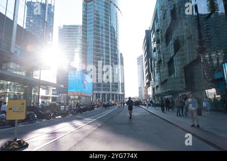 Moskau, Russland - 19. August 2024: Architekturfoto von Wolkenkratzern in Moskau-Stadt vor klarem blauem Hintergrund, mit einem modernen Stadtbogen Stockfoto