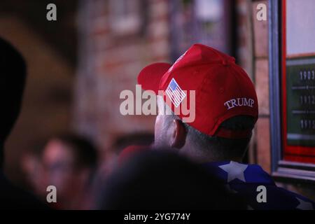 Washington, D.C., USA, 06.11.2024: Republikaner-Wahlparty: US-Präsidentenschaftswahl: Trump-Anhänger am Wahlabend in einer bekannten Sportsbar, die laut Medienberichten die einzige öffentliche Wahlnacht-Wache-Partei der Hauptstadt mit klarem Bekenntnis zu Donald Trump veranstaltet *** Washington, D C , USA, 06 11 2024 Republikanische Wahlpartei US-Präsidentschaftswahl Trump-Unterstützer am Wahlabend in einer populären Sportbar, die die die Hauptstädte beherbergt nur öffentliche Wahlnachtwache mit klarem Bekenntnis zu Donald Trump veröffentlicht Stockfoto