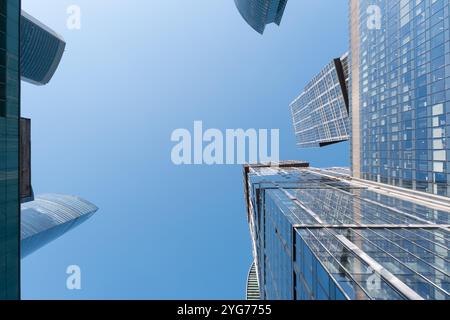 Moskau, Russland - 19. August 2024: Architekturfoto von Wolkenkratzern in Moskau-Stadt vor klarem blauem Hintergrund, mit einem modernen Stadtbogen Stockfoto