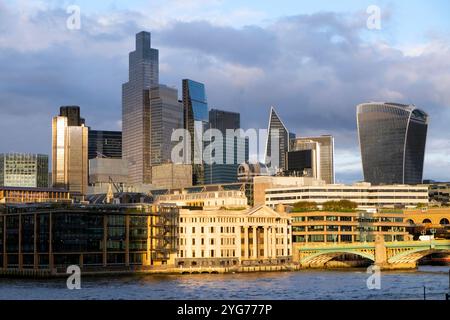 City of London Stadtbild Wolkenkratzer Gebäude Blick auf die Themse während der goldenen Stunde im Oktober Herbst London England Großbritannien 2024 KATHY DEWITT Stockfoto