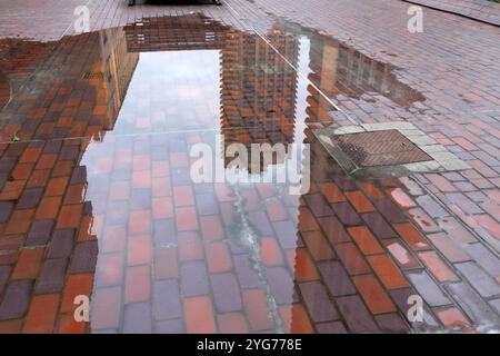 Barbican Wohntürme Gebäude spiegeln sich in der Wasserpfütze im Beech Garden auf dem Barbican Estate London, Großbritannien KATHY DEWITT Stockfoto