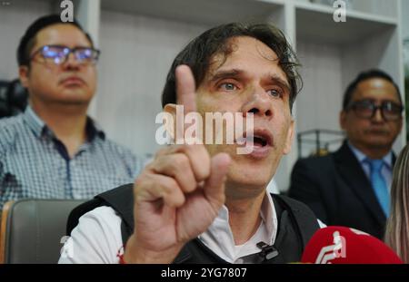 GYE PEDRO GRANJA Guayaquil, Mittwoch, 06. November 2024 durch eine Pressekonferenz kündigte der Präsidentschaftskandidat Pedro Granja an, dass er nicht auf seine Teilnahme an den nächsten Wahlen verzichten wird, aber nicht an Wahlkampagnen teilnehmen wird, verurteilte auch mehrere Angriffe, wie den Raub auf einen Bruder und den Angriff, den seine Eltern heute Morgen erlitten haben, zusätzlich zum Attentat auf einen persönlichen Freund Fotos Cesar Munoz API Guayaquil Guayas Ecuador POL 4BEcuador POL 41d81d81A xCÃ Stockfoto