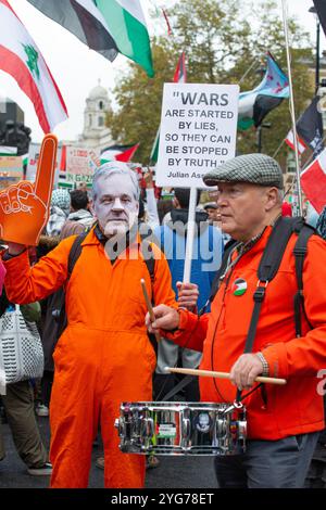 London, Großbritannien. November 2024. Pro-palästinensischer Unterstützer, der auf dem National March for Palestine Protest in London ein Zeichen hält und Gerechtigkeit für Palästina und für die Regierung fordert, die Kämpfe zu beenden. Stockfoto