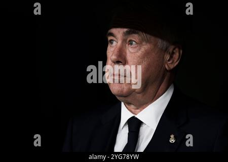 Madrid, Spanien. 5. November 2024. Carlo Ancelotti, Cheftrainer von Real Madrid CF, sieht sich vor dem Fußballspiel der UEFA Champions League 2024/25 zwischen Real Madrid CF und AC Milan an. Quelle: Nicolò Campo/Alamy Live News Stockfoto