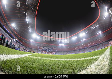 München, Deutschland. November 2024. München, 06. November 2024: Stadion des FC Bayern München vor dem UEFA Champions League-Spiel zwischen dem FC Bayern München und Benfica Lissabon in der Allianz Arena in München. Philipp Kresnik (Philipp Kresnik/SPP) Credit: SPP Sport Press Photo. /Alamy Live News Stockfoto