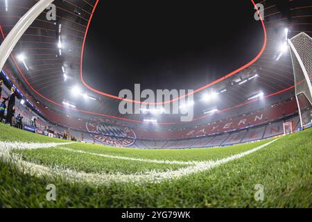 München, Deutschland. November 2024. München, 06. November 2024: Stadion des FC Bayern München vor dem UEFA Champions League-Spiel zwischen dem FC Bayern München und Benfica Lissabon in der Allianz Arena in München. Philipp Kresnik (Philipp Kresnik/SPP) Credit: SPP Sport Press Photo. /Alamy Live News Stockfoto