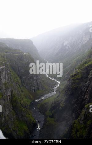 Norwegen Natur und Bau: Wasserfall, Stein und menschliche Auswirkungen, Blick vom MSC Poesia, in Eidfjord, Norwegen Stockfoto