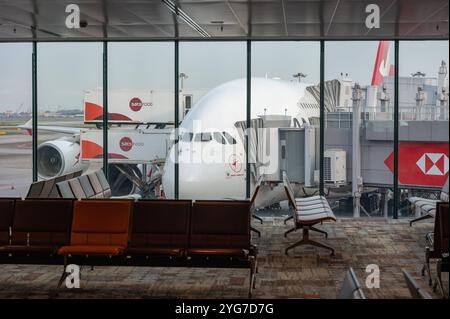 19.10.2024, Singapur, Republik Singapur, Asien - ein Qantas Airways Airbus A380-842 Passagierflugzeug mit der Registrierung VH-OQJ und nach Bert Hinkler benannt, parkt am Gate auf dem internationalen Flughafen Changi SIN. Qantas ist Mitglied der One World Airline-Allianz. *** 19 10 2024, Singapur, Republik Singapur, Asien Ein Passagierflugzeug der Qantas Airbus A380 842, das VH OQJ registriert und nach Bert Hinkler benannt ist, parkt am Gate am Changi International Airport SIN Qantas ist Mitglied der one World Airline Alliance Stockfoto