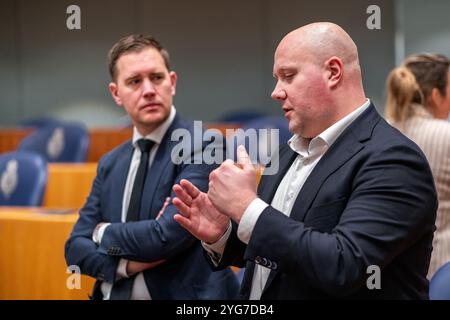 Den Haag, Niederlande. Februar 2024. DEN HAAG, NIEDERLANDE - 27. FEBRUAR: Vincent van den Born (PVV) und Eelco Heinen (VVD) während der Plenardebatte im Tweede Kamer am 27. Februar 2024 in den Haag, Niederlande (Foto: John Beckmann/Orange Pictures) Credit: Orange Pics BV/Alamy Live News Stockfoto