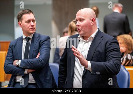 Den Haag, Niederlande. Februar 2024. DEN HAAG, NIEDERLANDE - 27. FEBRUAR: Vincent van den Born (PVV) und Eelco Heinen (VVD) während der Plenardebatte im Tweede Kamer am 27. Februar 2024 in den Haag, Niederlande (Foto: John Beckmann/Orange Pictures) Credit: Orange Pics BV/Alamy Live News Stockfoto