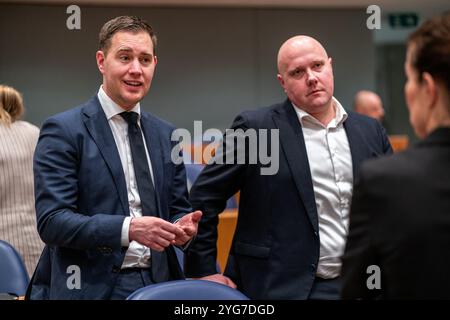 Den Haag, Niederlande. Februar 2024. DEN HAAG, NIEDERLANDE - 27. FEBRUAR: Vincent van den Born (PVV) und Eelco Heinen (VVD) während der Plenardebatte im Tweede Kamer am 27. Februar 2024 in den Haag, Niederlande (Foto: John Beckmann/Orange Pictures) Credit: Orange Pics BV/Alamy Live News Stockfoto