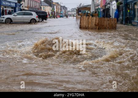 Sprudelnde Mannlochabdeckung bei Überschwemmungen in Bantry, West Cork, Irland. Stockfoto