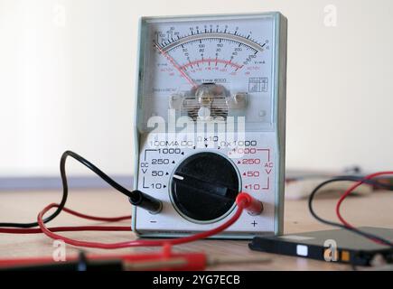 Analoges Multimeter für elektrische Messungen. Ein Multimeter, das als Ohmmeter, Voltmeter und Amperemeter in einem Gerät verwendet wird. Stockfoto