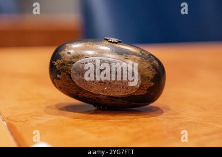 Den Haag, Niederlande. März 2024. DEN HAAG, NIEDERLANDE - 6. MÄRZ: Hammer, Gavel des Präsidenten des Hauses mit Text aangeboden door het aannemersbedrijf J J Koene bij Wederingebruikname van het gebouw Tweede Kamer der Staten Generaal 2. oktober 1951 während der Plenardebatte über Änderungen des Bergbaugesetzes und des Gasfördergesetzes in Bezug auf das Ende der Extraktionen aus Groningenveld im Tweede Kamer am 6. März 2024 in der Tweede Kamer, Foto von John Dag, Niederlande (Foto: John Dag, Niederlande) Orange Pics BV/Alamy Live News Stockfoto