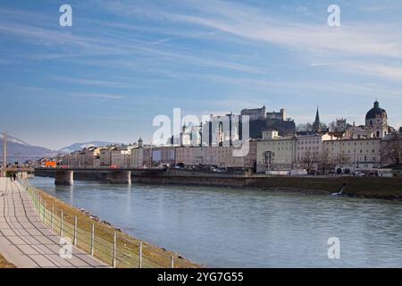 Salzburgs berühmte Altstadt und berühmte Festung Hohensalzburg Stockfoto
