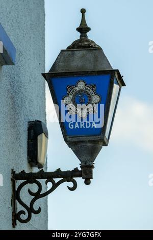 Garda-Lampe an der Seite einer Garda-Station. Stockfoto