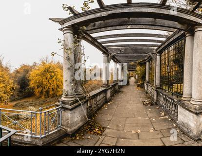 Herbstfarben über dem Hill Garden und Pergola im Londoner Hampstead. Stockfoto