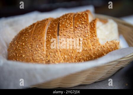Brotkorb mit Sesamsamen als Vorspeise Stockfoto